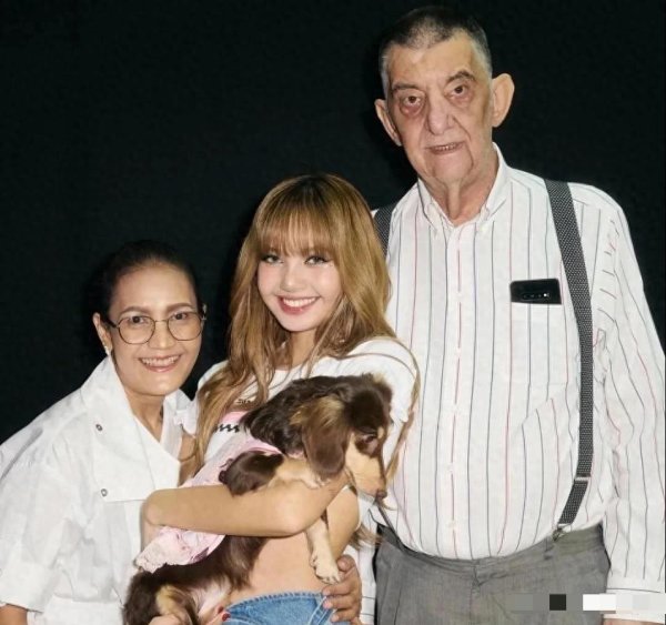 配资开户行情 Lisa和继父亲密互动惹争议，二人合影没分寸，继父手搭女儿屁股上